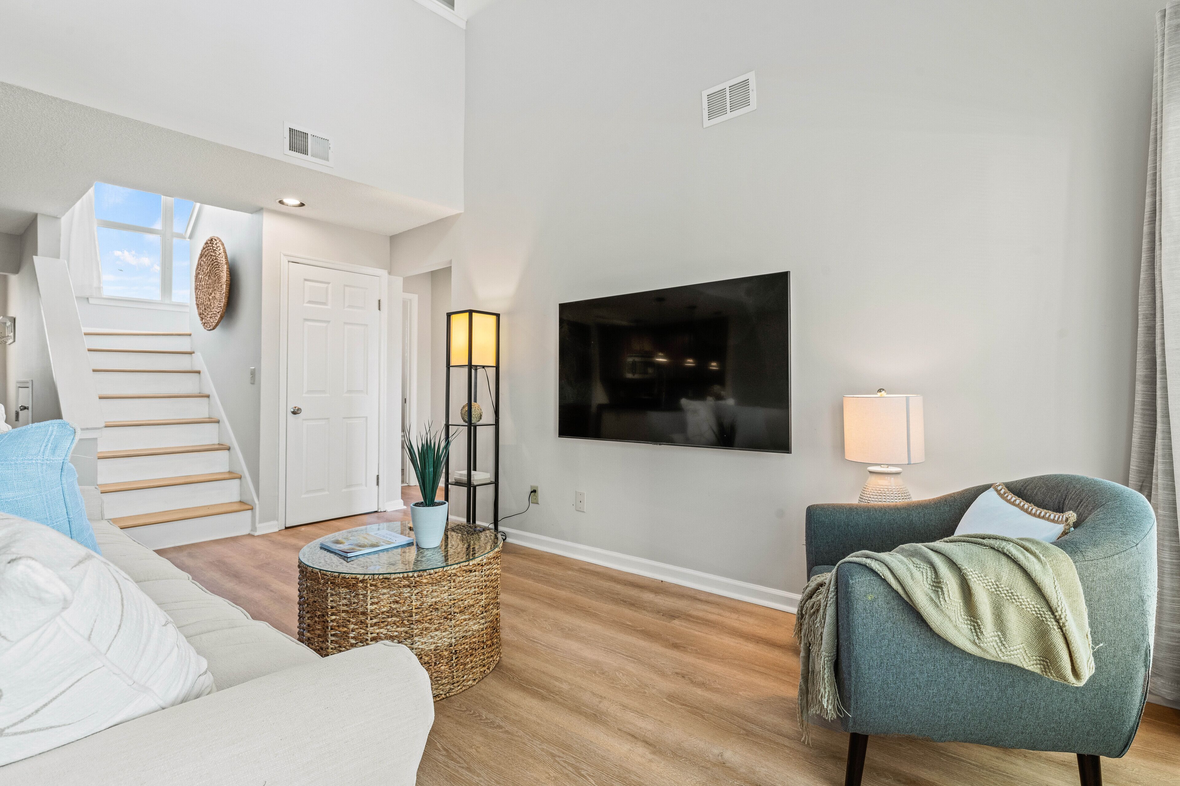 PC0522, New Listing, Flex Stays, Waterfront, Beautifully decorated, Comm Pool