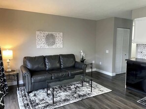 TV - Bumblebee Hollow · New Remodeled Luxury Condo By The Lake, No Stairs! (Branson)