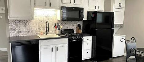 Refrigerador, microondas, horno, placa de cocina