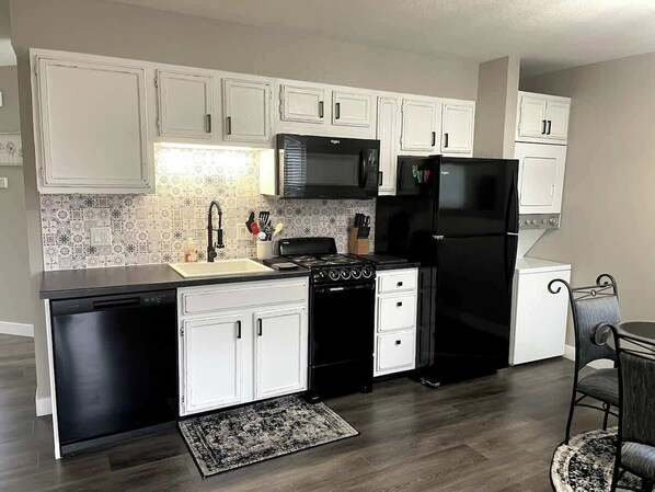 Fridge, microwave, oven, stovetop - Bumblebee Hollow · New Remodeled Luxury Condo By The Lake, No Stairs! (Branson)