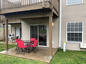 Outdoor dining - Bumblebee Hollow · New Remodeled Luxury Condo By The Lake, No Stairs! (Branson)