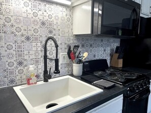 Fridge, microwave, oven, stovetop - Bumblebee Hollow · New Remodeled Luxury Condo By The Lake, No Stairs! (Branson)