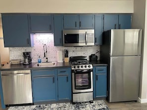 ثلاجة، ميكروويف، فرن، موقد طهي مسطح