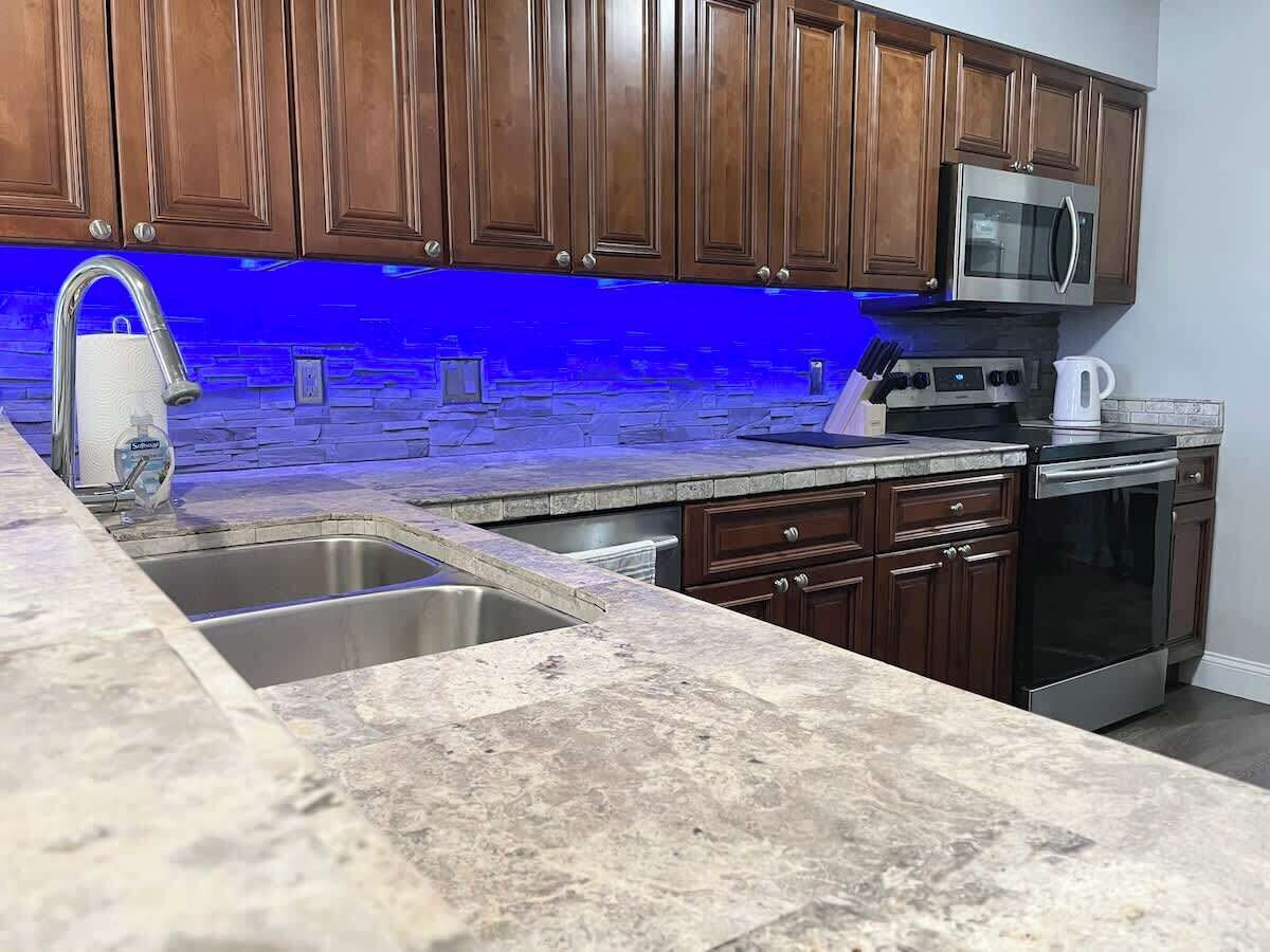 Réfrigérateur, micro-ondes, four, plaque de cuisson