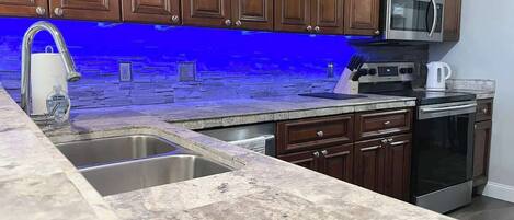 冷蔵庫、電子レンジ、オーブン、コンロ