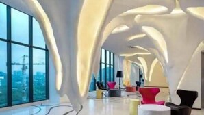 A modern interior with a curved ceiling and large windows offering a city view. - Premium Suite Studio KLCC Arte+ (Kuala Lumpur)