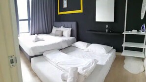 Une chambre d’hôtel avec deux lits, un mur de couleur sombre, une étagère blanche et une fenêtre avec des rideaux.