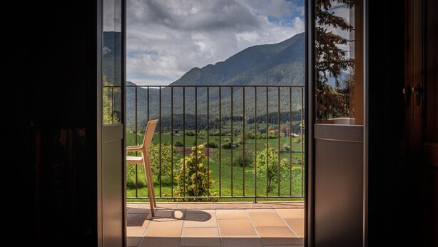 A balcony with a view of a mountainous landscape. - Hostal Cal Franciscó (Gosol)