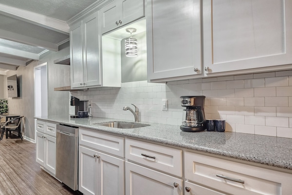 Microondas, horno, placa de cocina, lavavajillas