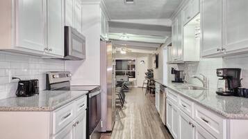 Mikrobølgeovn, ovn, kokeplater og oppvaskmaskin