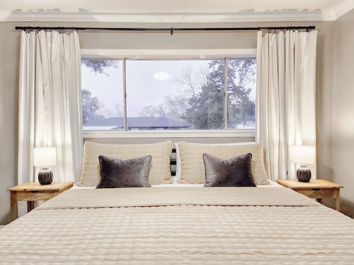 5mins to Kyle Field, 5BR w Private Backyard & Pool