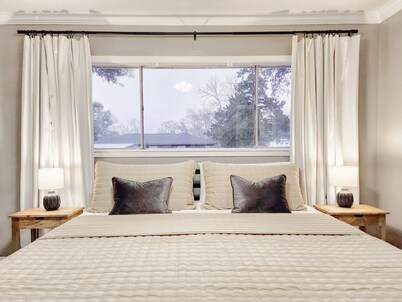 5mins to Kyle Field, 5BR w Private Backyard & Pool