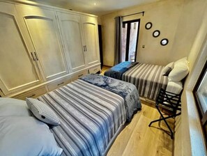 2 bedrooms, in-room safe, desk, iron/ironing board