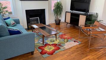 Een smart-tv en boeken