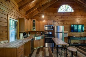 Een koelkast, een microgolfoven, een oven, een kookplaat