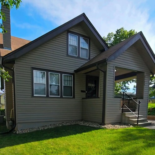 Beautiful Spacious Home - Near Charles Schwab Field- CWS, CHI Arena, Downtown 

