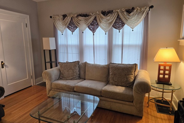 Smart-TV, peis, DVD-spiller og bøker