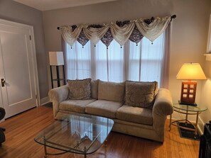 Smart-TV, Kamin, DVD-Player, Bücher