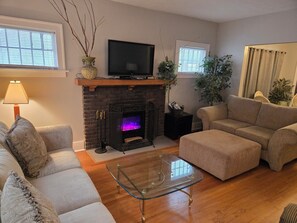 Smart-TV, Kamin, DVD-Player, Bücher