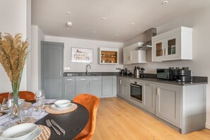 Fridge, microwave, oven, stovetop - The Eyre Suite Six - Farringdon - by Frankie (London)