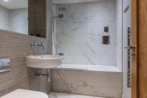 Badewanne, Haartrockner, Handtücher, Shampoo