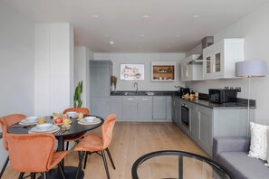 Dining - 2-bed Apartment · Farringdon  · Lift  · Sleeps 6 (London)