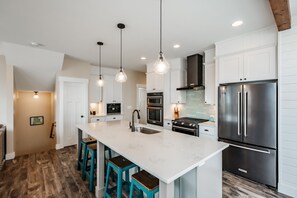 Kylskåp, mikrovågsugn, ugn och spishäll