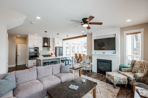 Smart-tv, eldstad, tv-spel och ett bordtennisbord