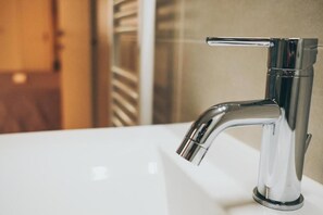 Secadora de cabello, batas, toallas, jabón