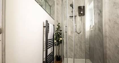 The Boat House Sleeps 4 Pet Friendly
