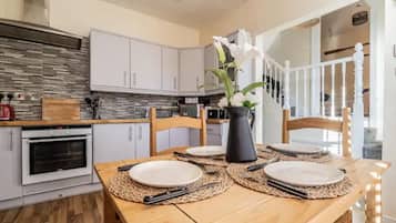 Maison | Cuisine privée | Réfrigérateur, micro-ondes, four, plaque de cuisson