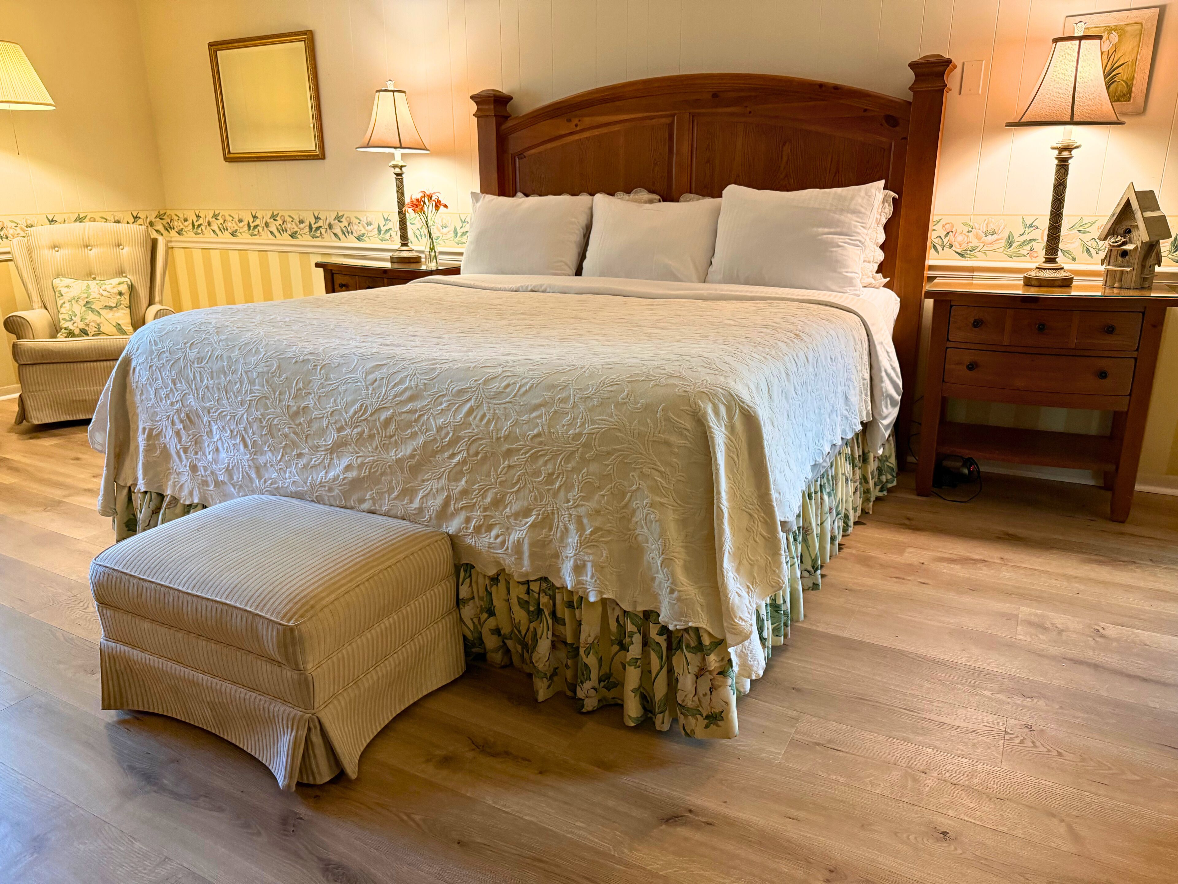 Deluxe Room, 1 King Bed | Individually decorated, individually furnished, iron/ironing board