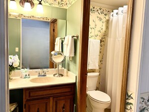 Deluxe Room, 1 King Bed | Bathroom