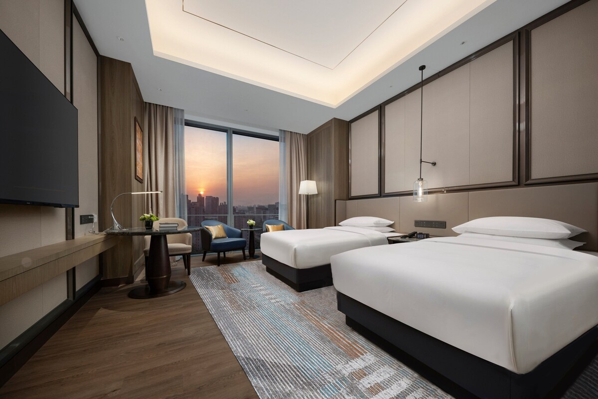 Premium bedding, down duvets, minibar, in-room safe