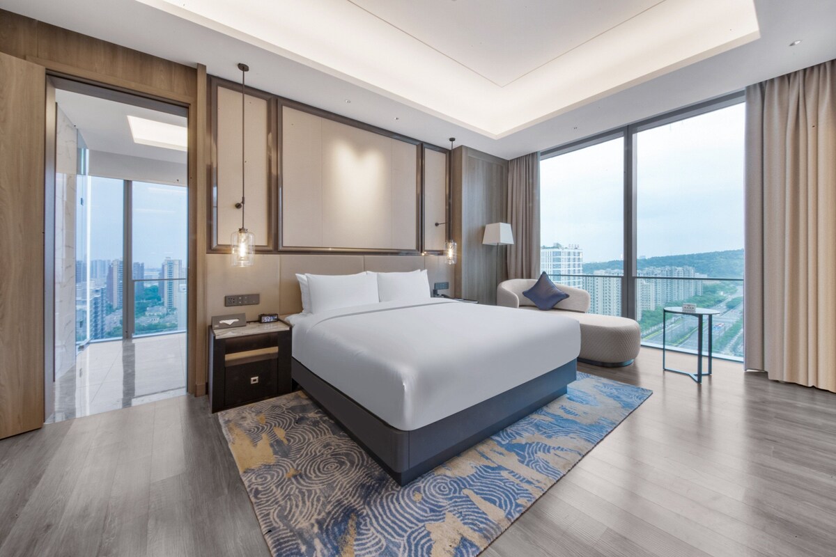 Premium bedding, down duvets, minibar, in-room safe