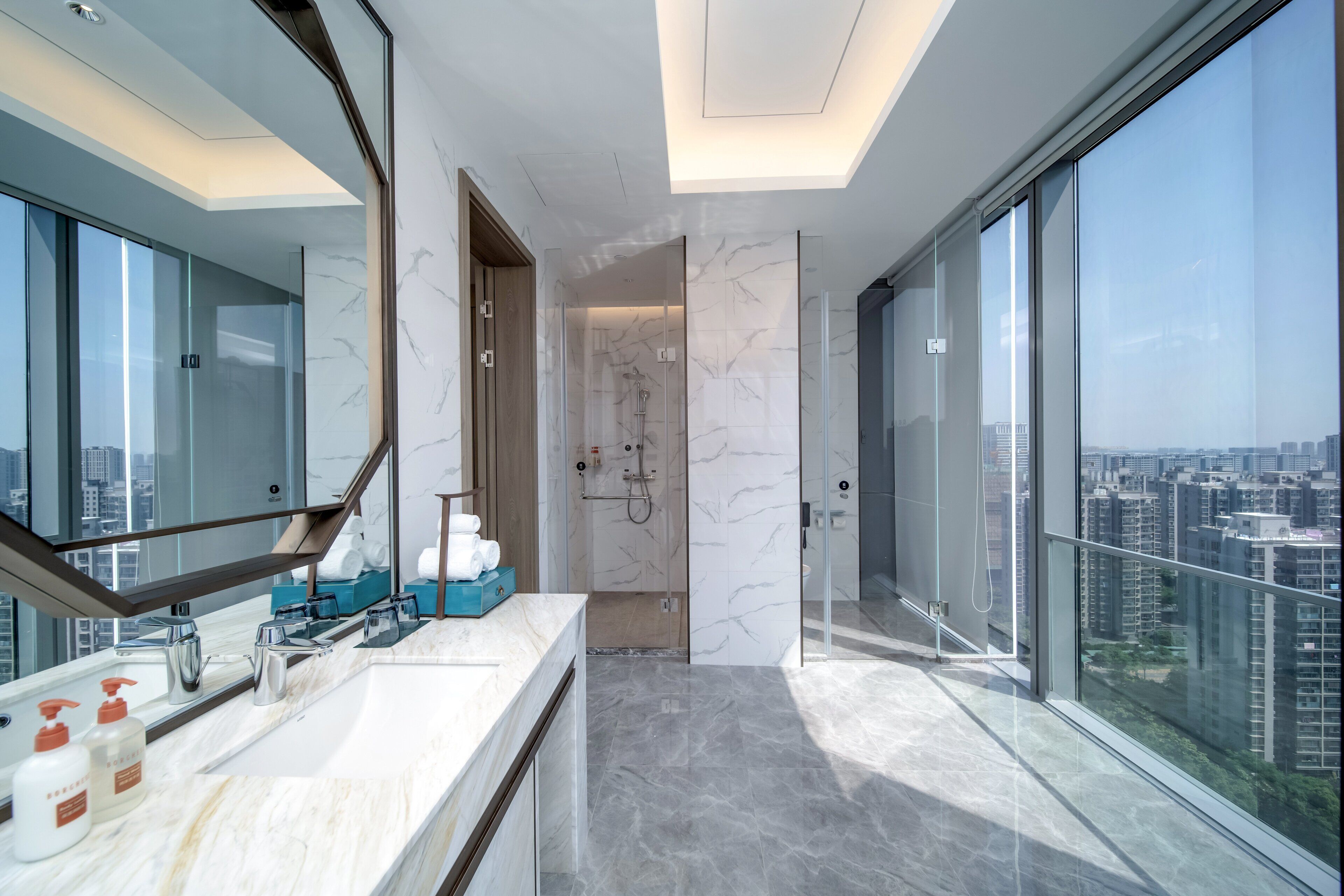 Ropa de cama de alta calidad, cubrecamas y minibar 