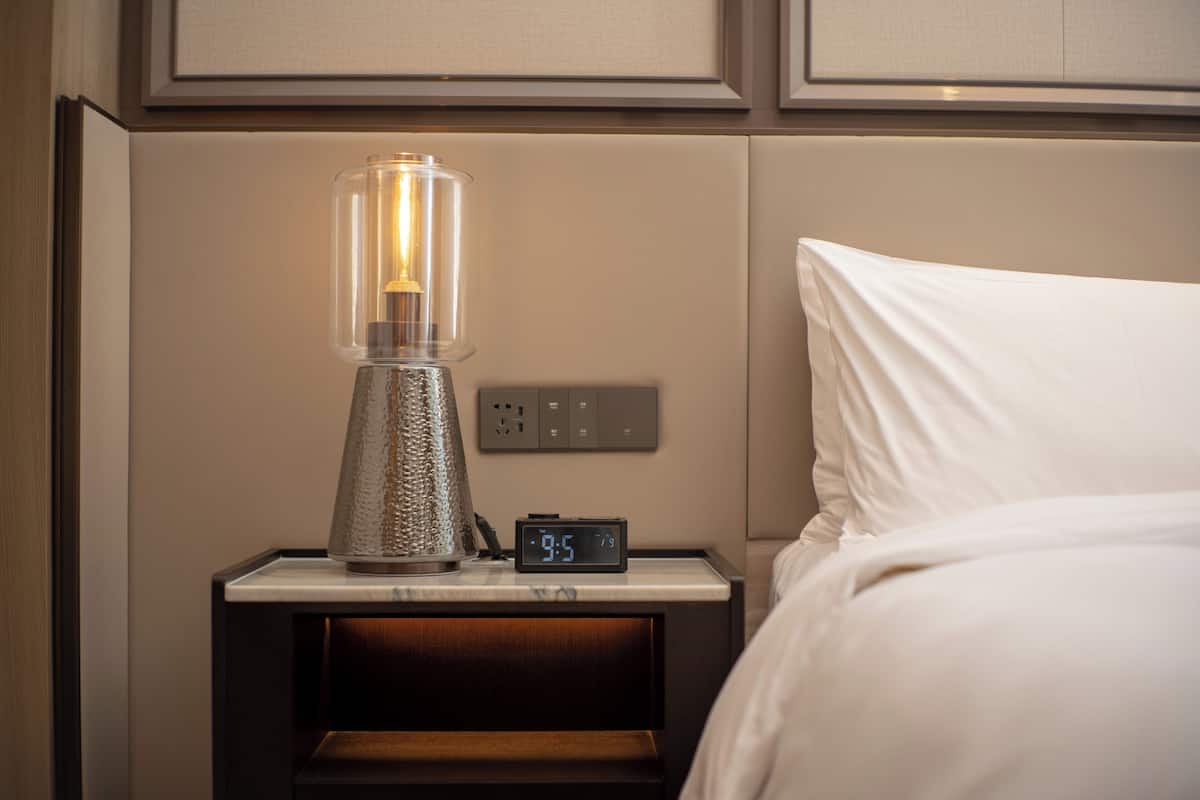 Sengetøy av topp kvalitet, dundyner, minibar og safe på rommet