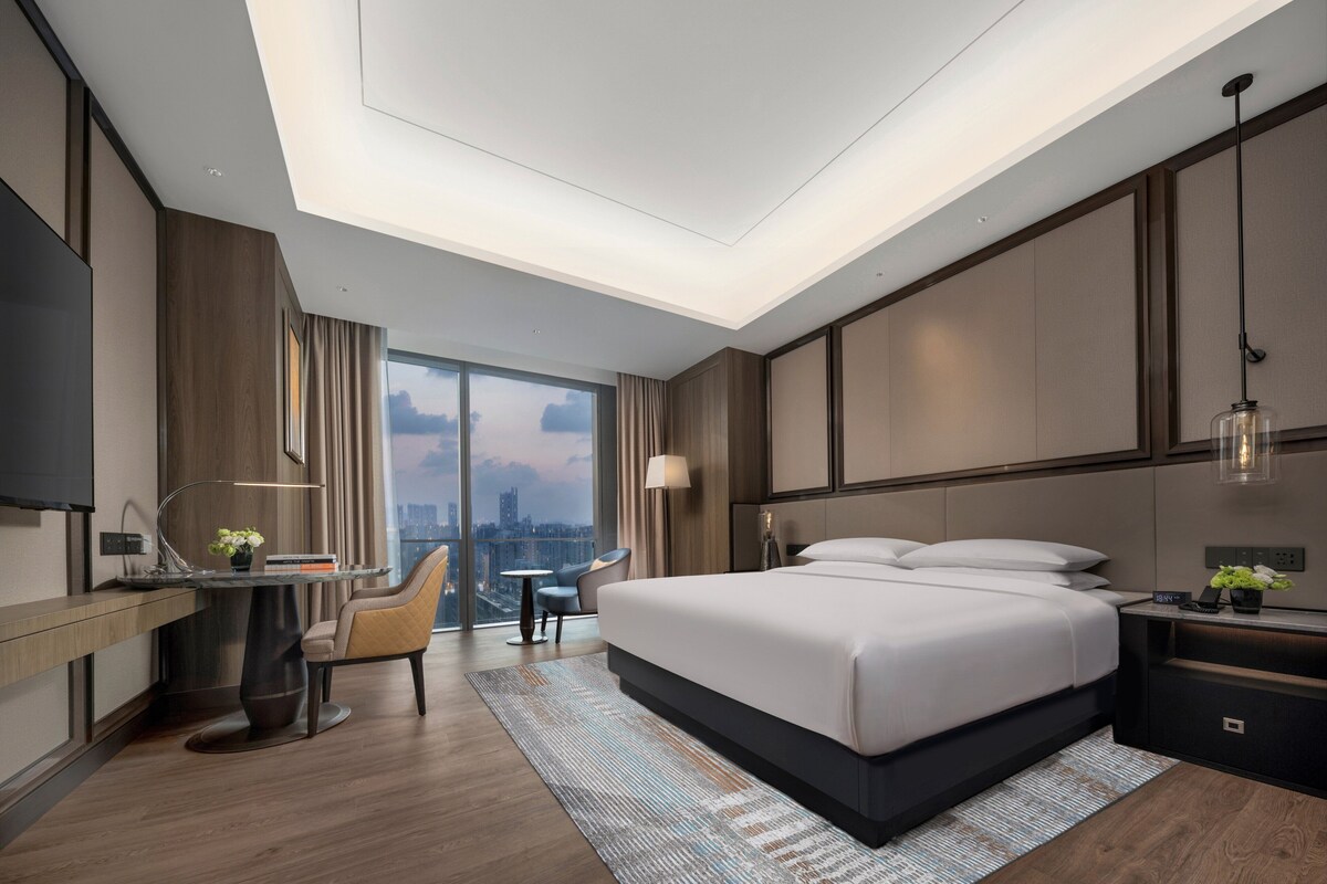 Premium bedding, down duvets, minibar, in-room safe