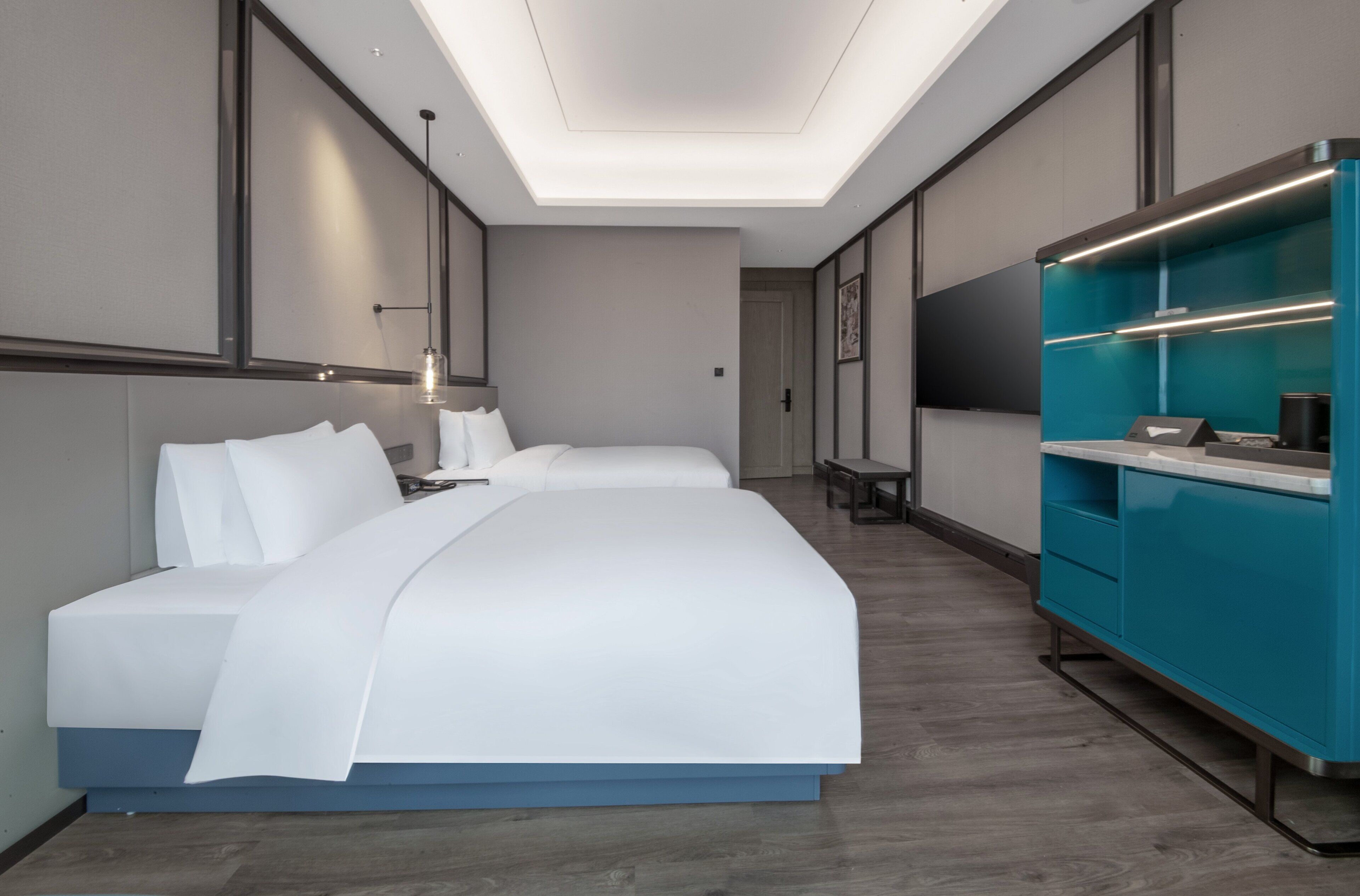 Ropa de cama de alta calidad, cubrecamas y minibar 