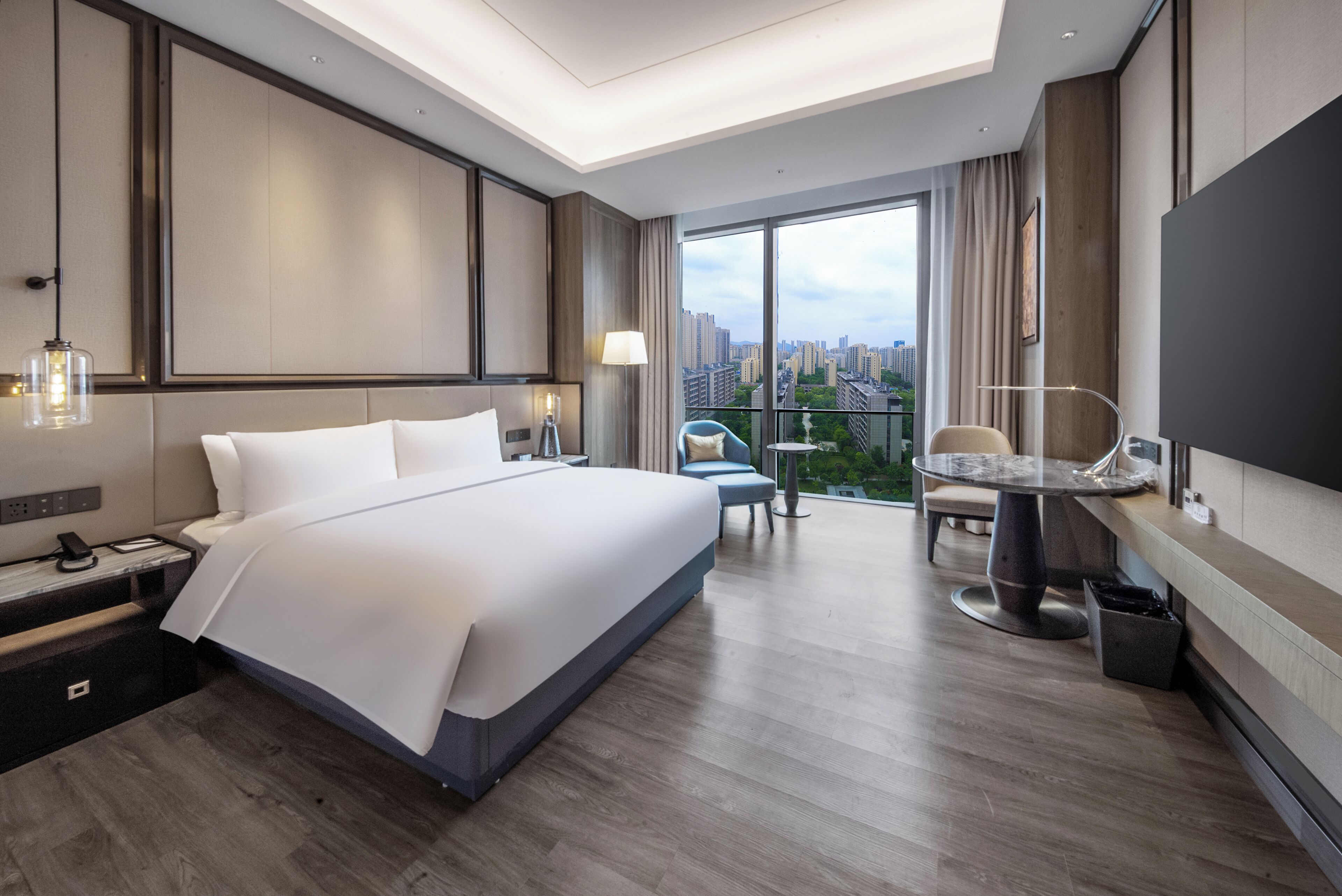 Standard Room, 1 King Bed | Premium bedding, down comforters, minibar, in-room safe