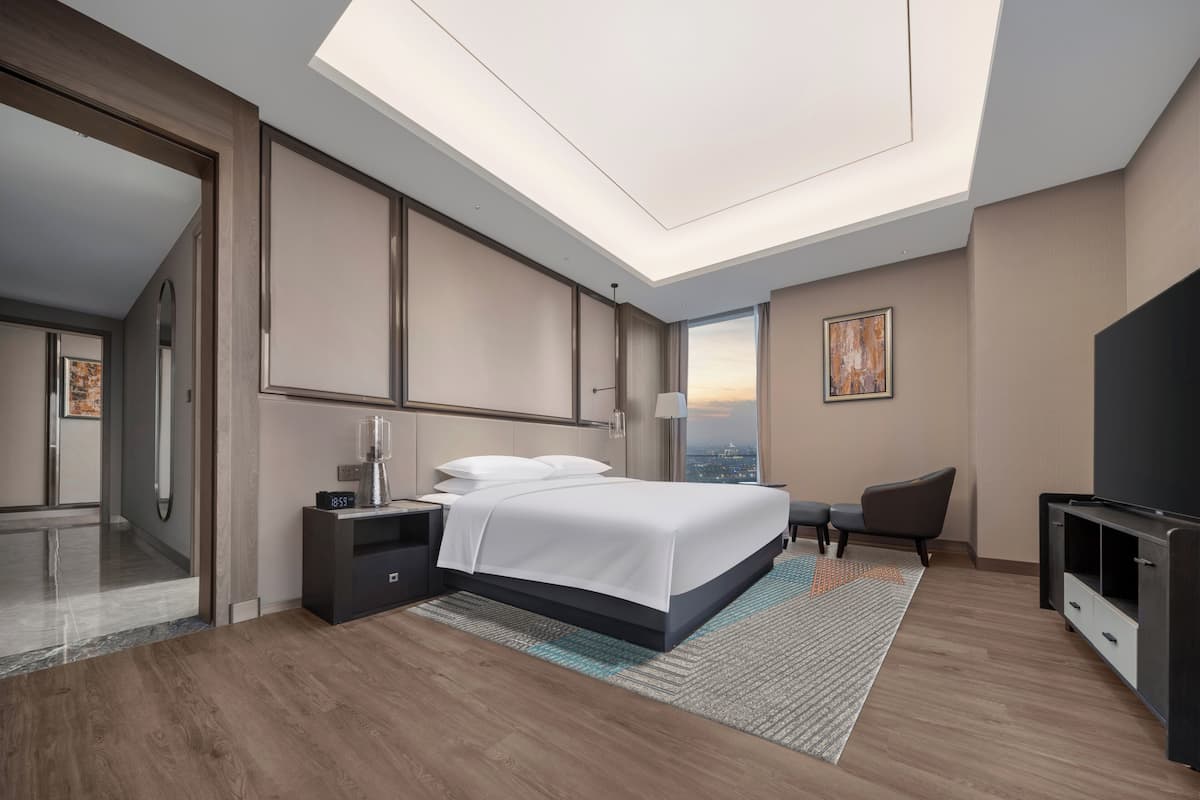 Suite, 2 soverom (Living Area) | Sengetøy av topp kvalitet, dundyner, minibar og safe på rommet