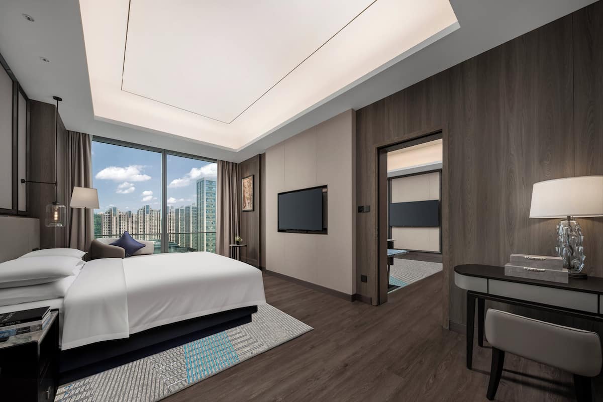 Premium bedding, down comforters, minibar, in-room safe