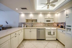 Fridge, microwave, oven, stovetop - Pelican Watch #105 - Beachfront (Fort Myers Beach)