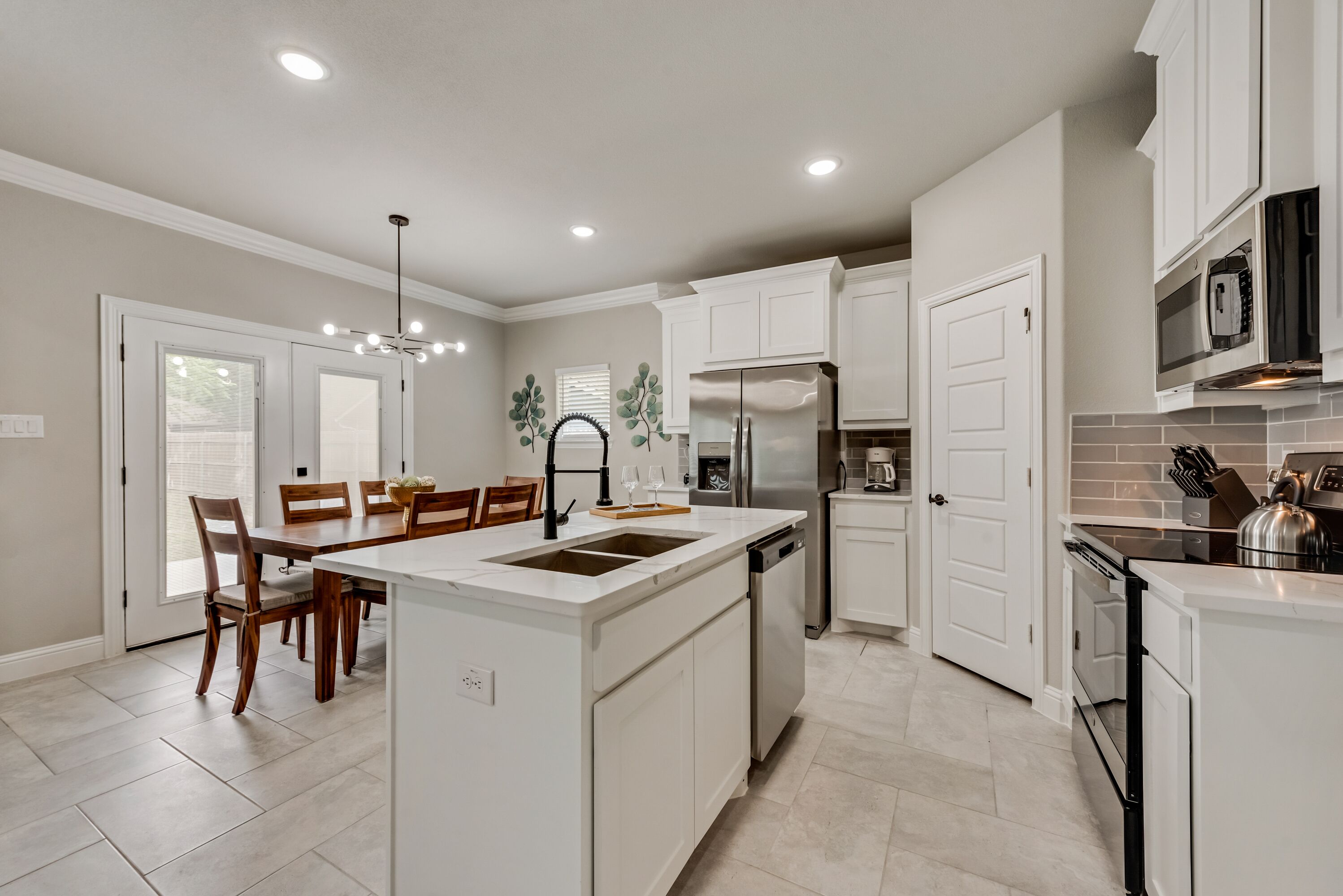 New Contemporary Home - Bright & Spacious!