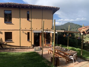 Classic Cabin | Courtyard view