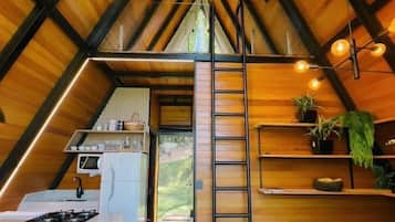 Deluxe-chalet, 1 makuuhuone, järvinäköala | Yksityinen keittiö | Jääkaappi, mikroaaltouuni, liesi, keittoastiat/astiat/ruokailuvälineet
