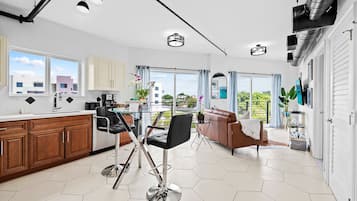 Una cocina moderna con comedor, ventanas amplias y vista a la ciudad.