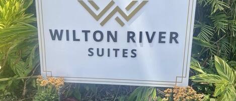 Un cartel para Wilton River Suites, con un logotipo y texto.
