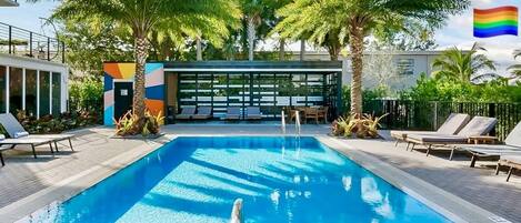 Een buitenzwembad, parasols voor strand/zwembad