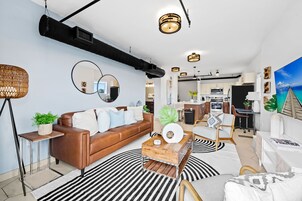 Suíte luxo, cozinha, vista para a piscina | Área de estar | Smart TV 55 polegadas com canais digitais, TV